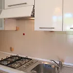 Lovely Flat With Private Fenced Garden Apartmán *