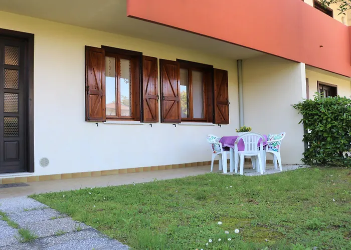 Lovely Flat With Private Fenced Garden Apartman Bibione