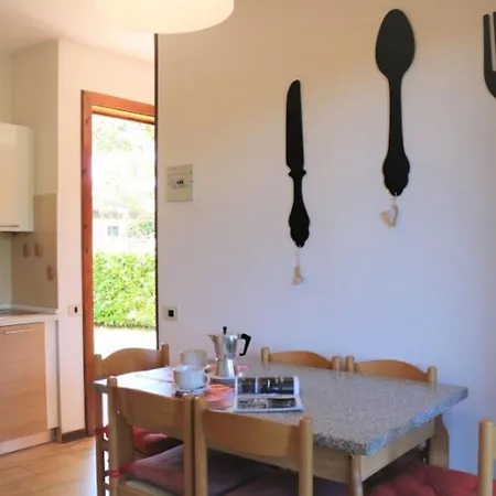 Lovely Flat With Private Fenced Garden Apartmán *