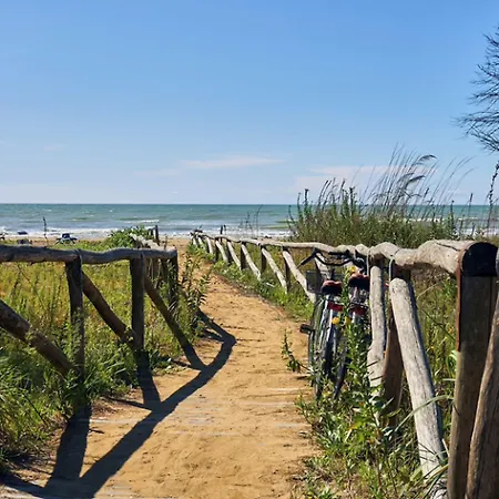 Apartmán Lovely Flat With Private Fenced Garden Bibione
